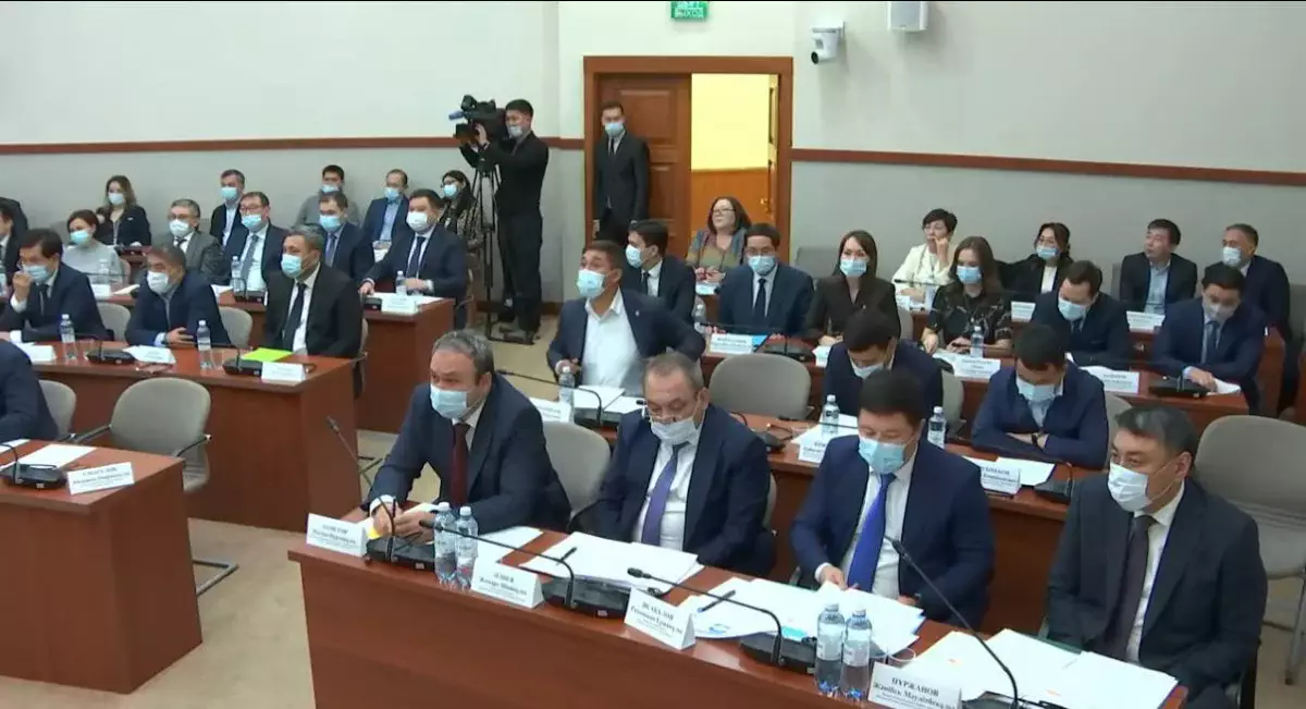 Депутаты в Казахстане перешли на масочный режим