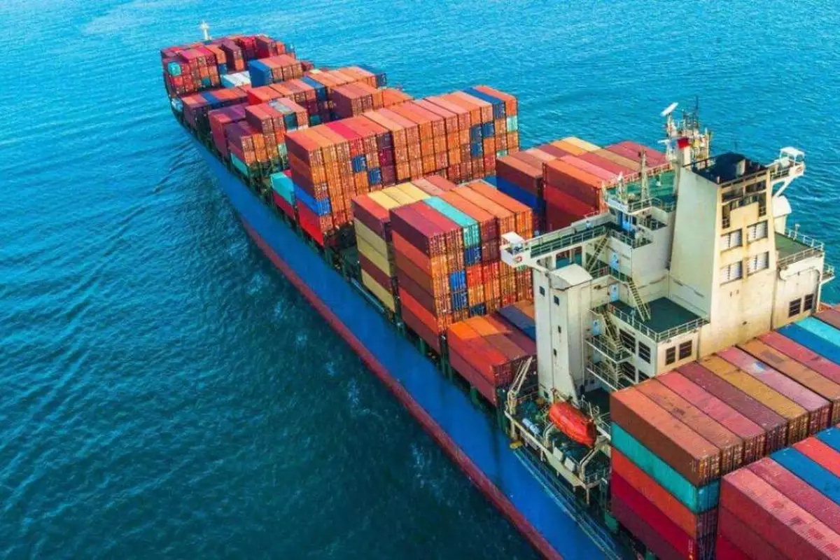 Казахстан купит два судна для увеличения контейнерных перевозок в Каспийском море.