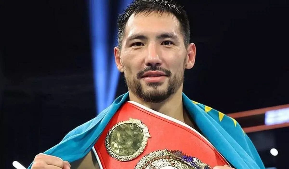 Где и когда покажут бой Жанибека Алимханулы за три титула чемпиона мира