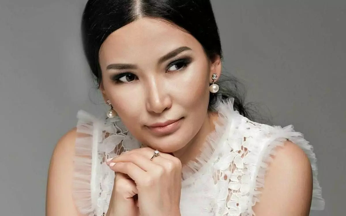 «Хейттің астында қалдым»: Құралай ханым елден кешірім сұрап, 10 билет тарататын болды