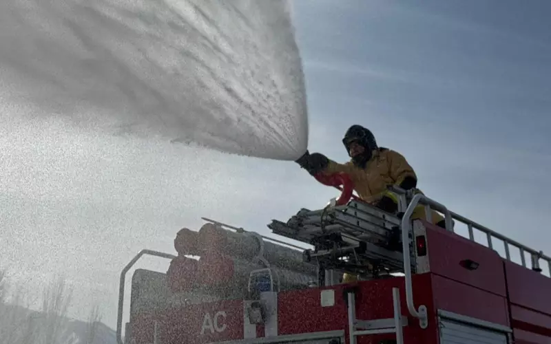 Вертолет присоединяется к борьбе с огнем в национальном парке Иле-Ала-Тау.