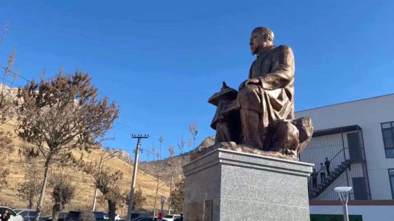 Улица и памятник Абаю Кунанбаеву открыли в Оше