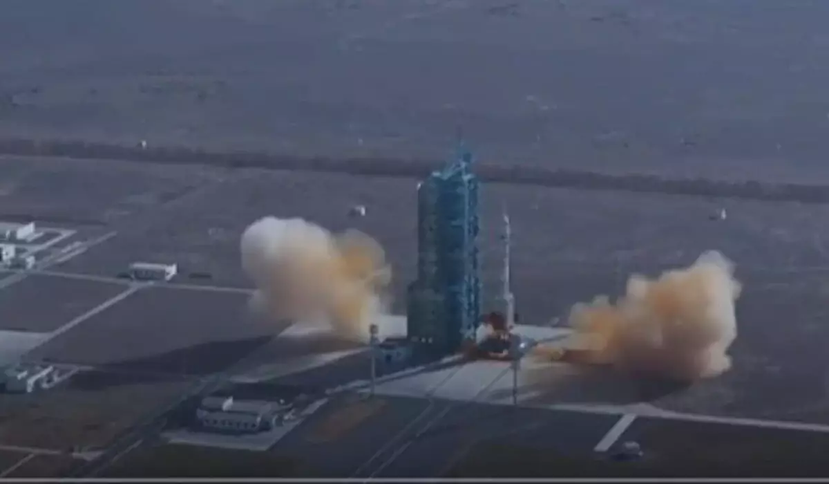 Китайский корабль «Шэньчжоу-22» успешно стартовал и пристыковался к орбитальной станции (ВИДЕО)