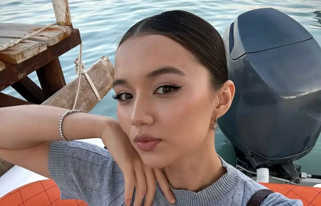 Димаш Құдайбергеннің қарындасы Испаниядан күншуақты суреттерін көрсетті