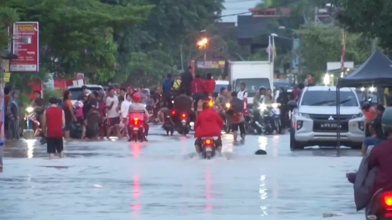 Более 20 тысяч человек эвакуировали в Малайзии