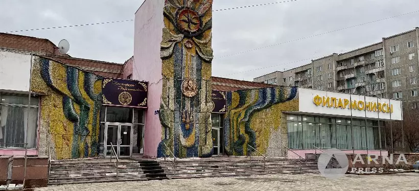 Состояние сквера возле филармонии возмутило семейчан