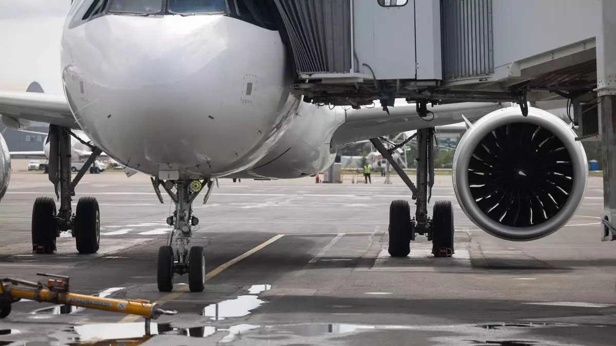 Рейске кешіккен жолаушылар ұшақтың соңынан жүгіріп, қауіпті әрекет жасады