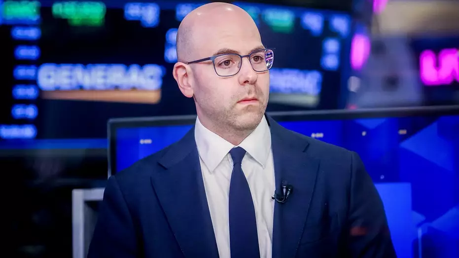 Член совета управляющих ФРС заявил, что текущее состояние экономики требует значительного снижения процентных ставок для поддержки рынка труда.