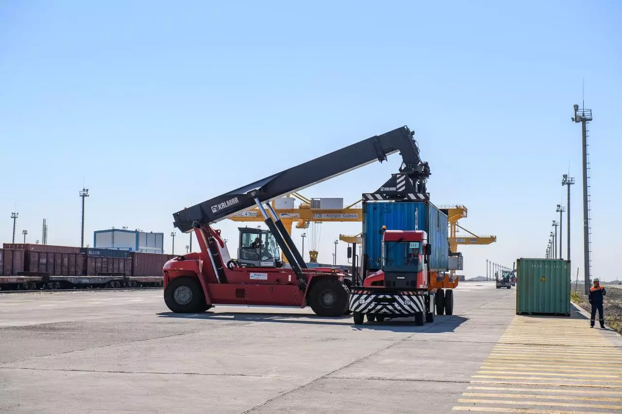 Казахстан наращивает пропускную способность на пограничном пункте с Китаем в Жетысуйской области.