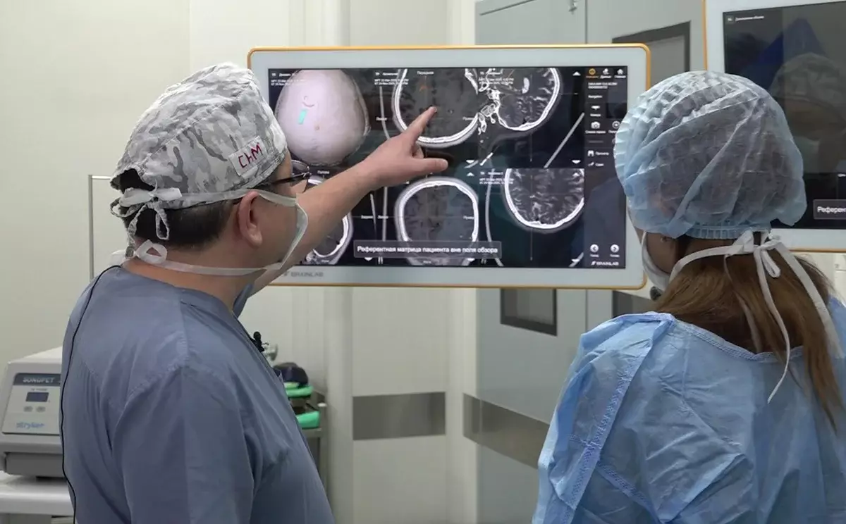 Делятся опытом: алматинские нейрохирурги обучают зарубежных коллег уникальным операциям