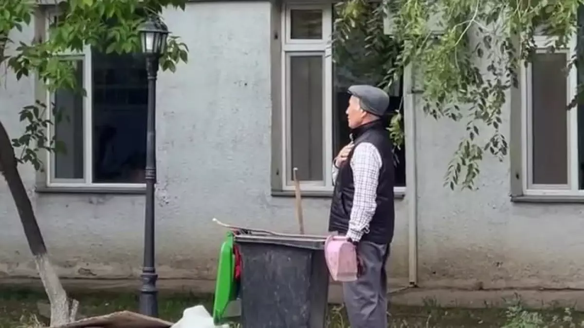 Әнұранға құрмет көрсеткен астаналық қарияның әрекеті көпшілікті тәнті етті