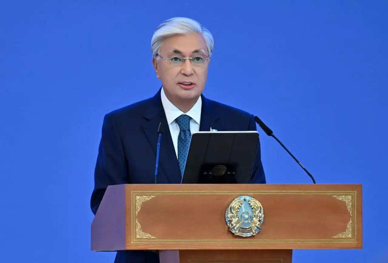 “Қазақ – заңға бағынған, арға жүгінген халық”. Тоқаев қазақстандықтарды Конституция күнімен құттықтады