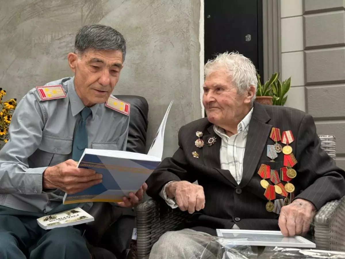 В Алматы военнослужащие поздравили ветерана войны Леонида Подколзина с 99-летием