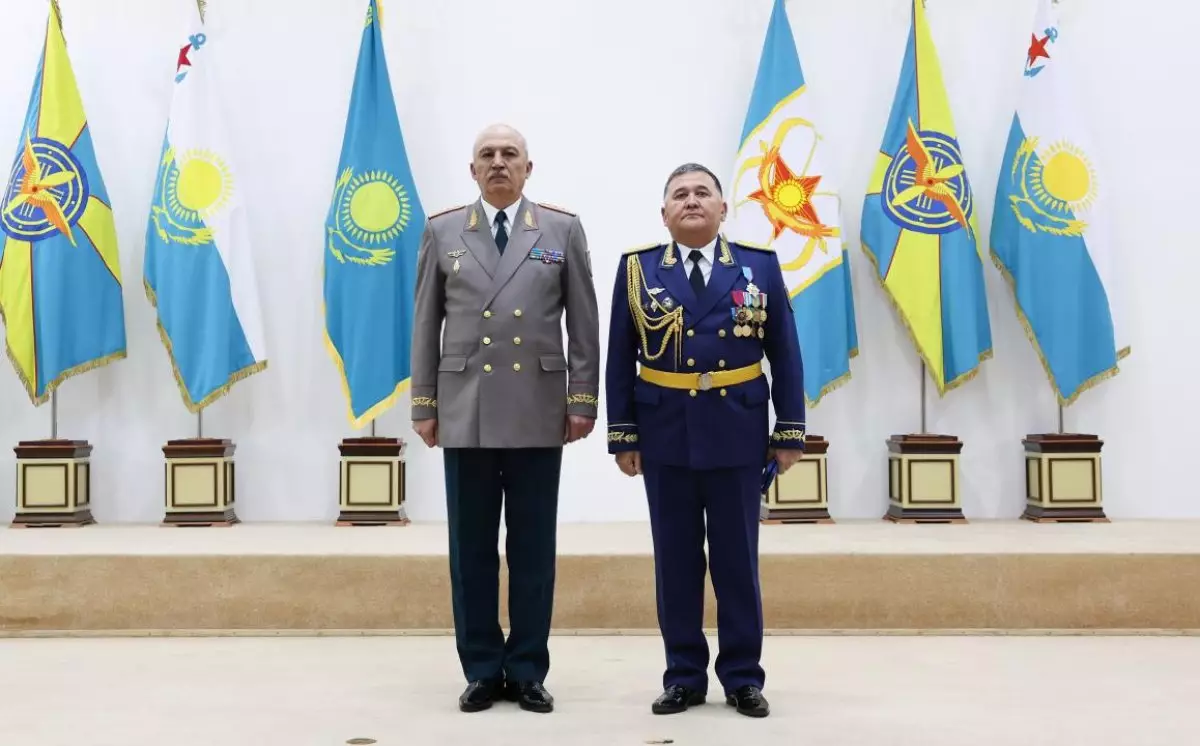 Министр обороны вручил военнослужащим государственные награды