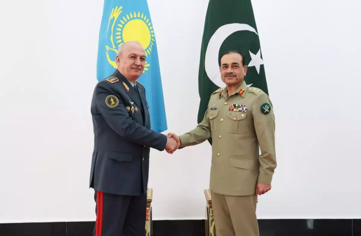Министр обороны Казахстана встретился с главнокомандующим Сухопутными войсками Вооруженных сил Пакистана