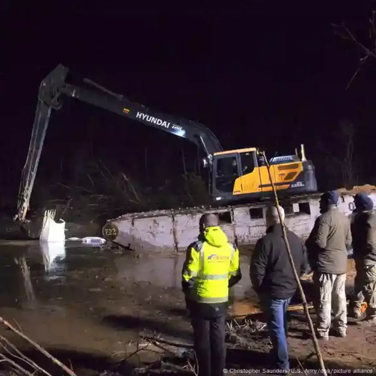 В Литве извлекли из болота затонувший бронетранспортер США