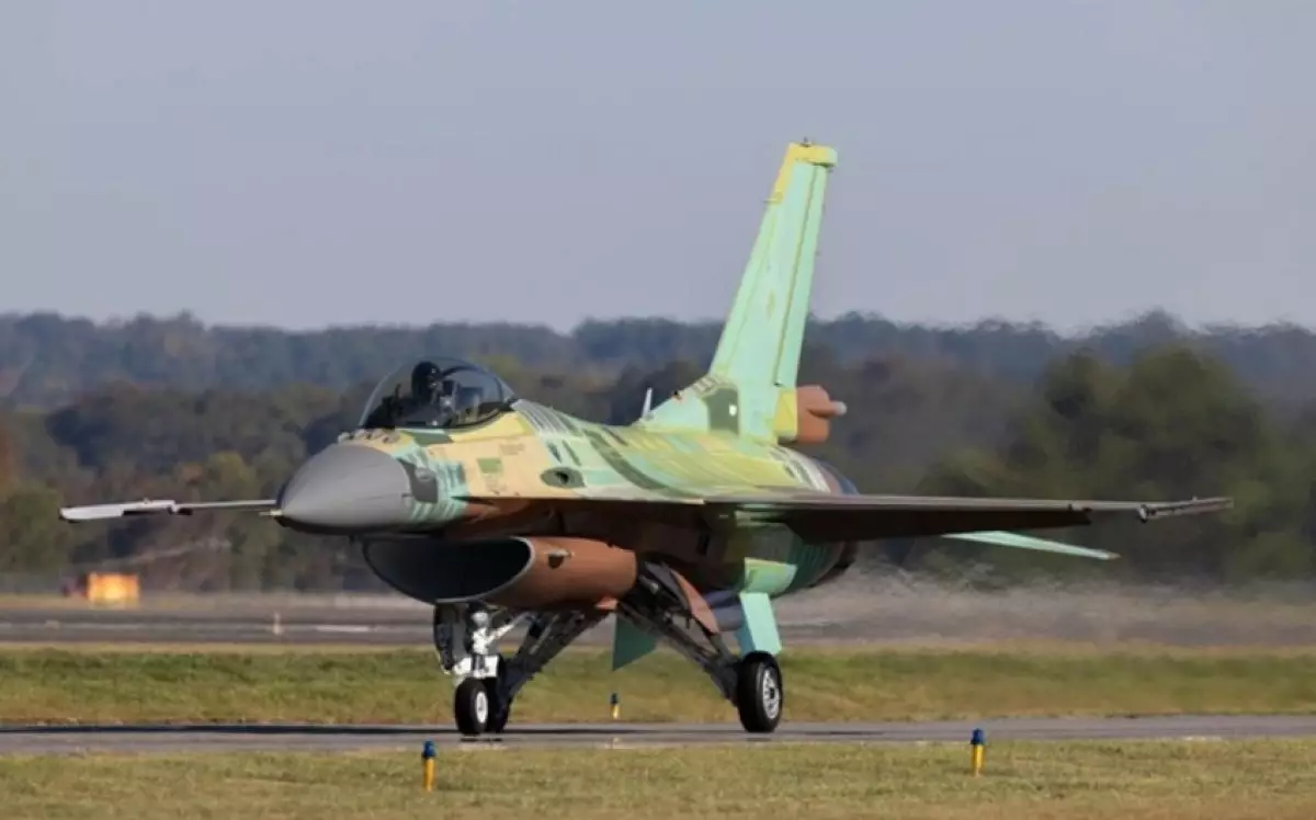 США передали Тайваню первый истребитель F-16