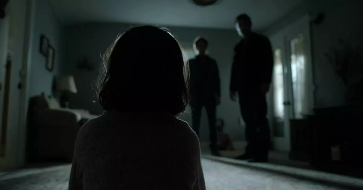  `Вывозил в лес и разрешал пользоваться ребенком`. 56-летних мужчин подозревают в развращении девочки 