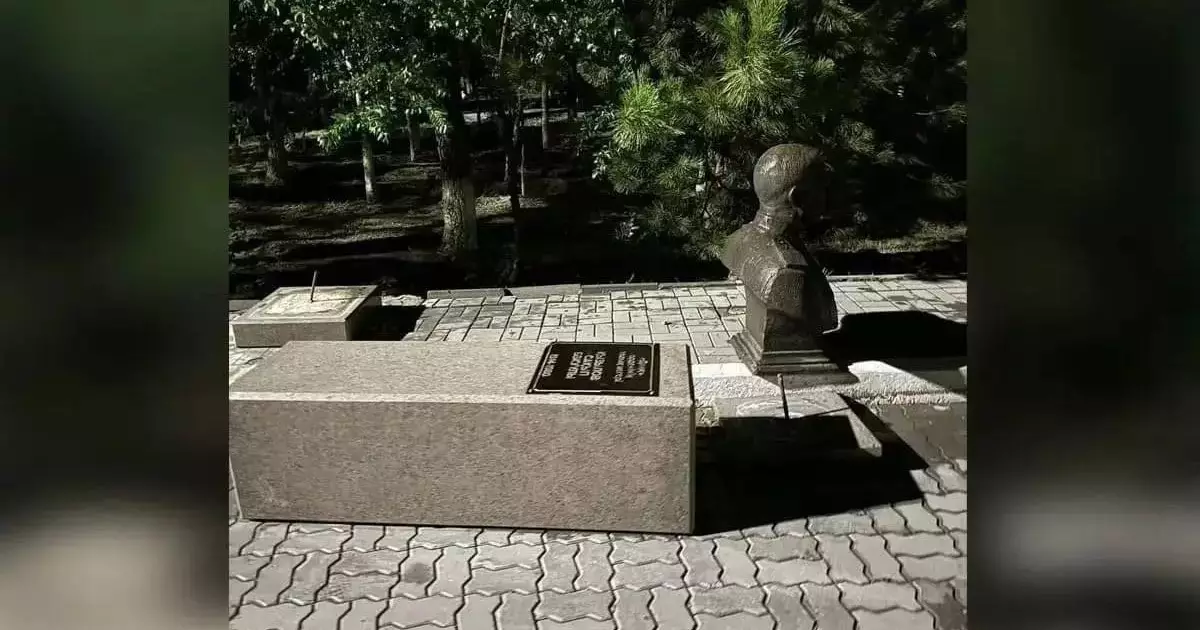  Памятник упал на девочку в Атырау: виновным суд признал скульптора 