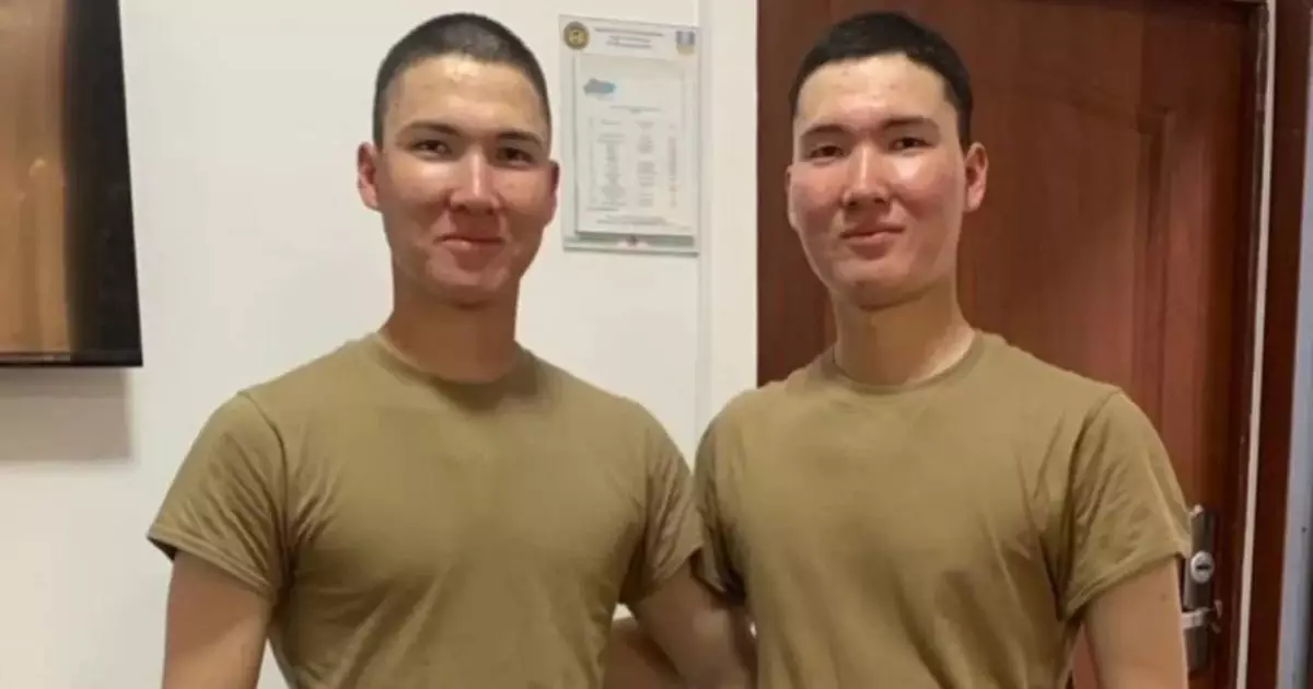  «Қойға да қарайды ғой»: Әскерде көз жұмған егіз сарбаздың туыстары әділдік талап етті 