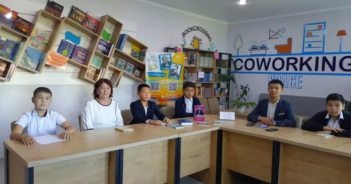  «АҚ ҚАУЫРСЫН» үйірмесінің шәкірттері «Заманауи ақындар жырлаған Семей» кітап көрмесімен танысты 