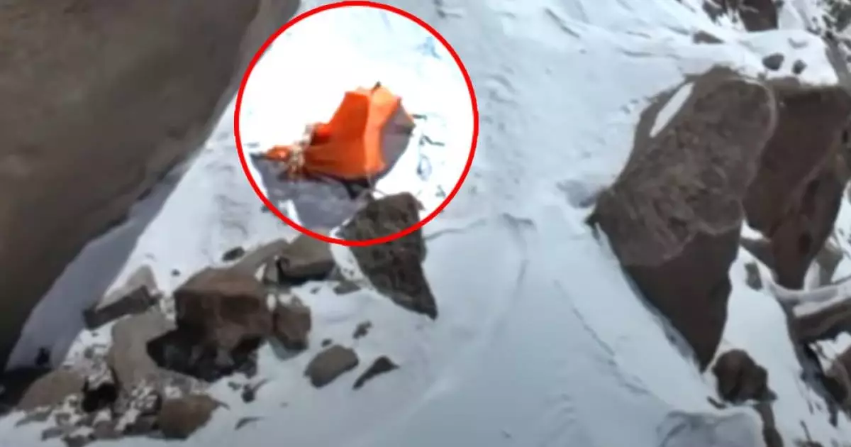  «Тірі жан байқалмады»: Жеңіс шыңындағы альпинист Натальяның орналасқан шатырын дрон бейнежазбаға түсірді 