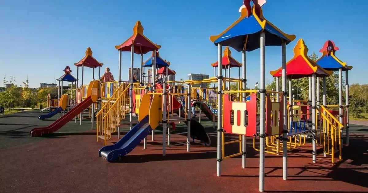  «Ұрып, жағасынан ұстап сүйреген»: Теміртаулық келіншек балаларды ойын алаңында миы шайқалғанша ұрған 