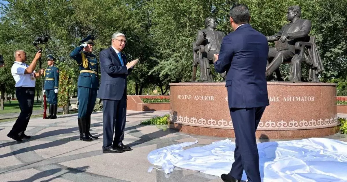  Тоқаев пен Жапаров Бішкекте «Достықтың алтын көпірі» ескерткішін ашты 