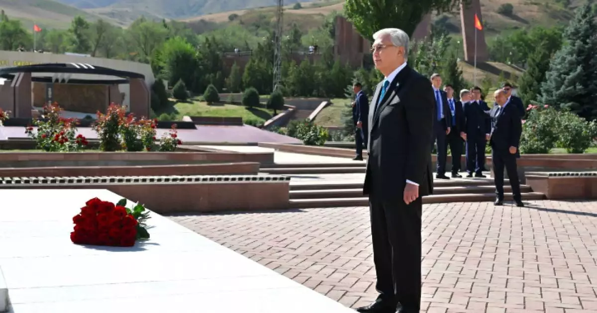  Тоқаев Қырғызстандағы «Ата бейітте» тағзым етті: 1916 жылғы құрбандар мен Айтматов рухына құрмет 