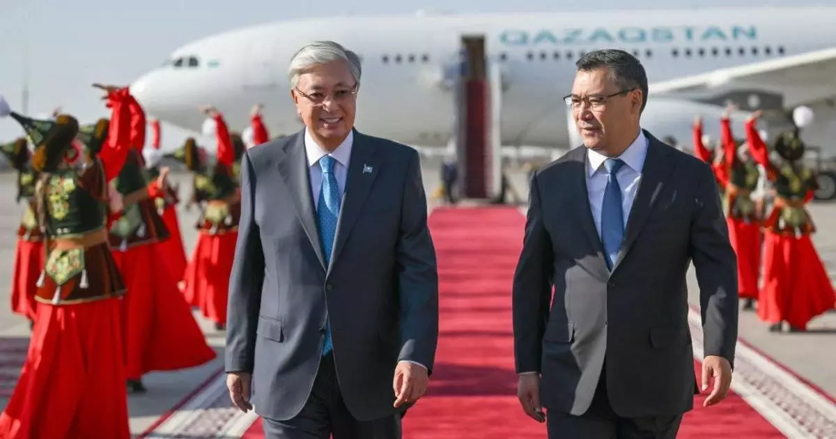  Тоқаев Қырғызстанға барды: Қазақ-қырғыз Жоғары кеңесінің VII отырысы өтеді 
