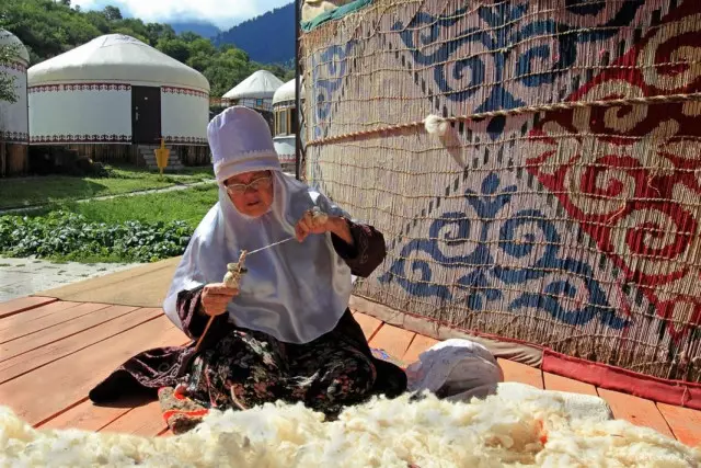 Возрождение национальных ремёсел в Казахстане: традиции и современные формы