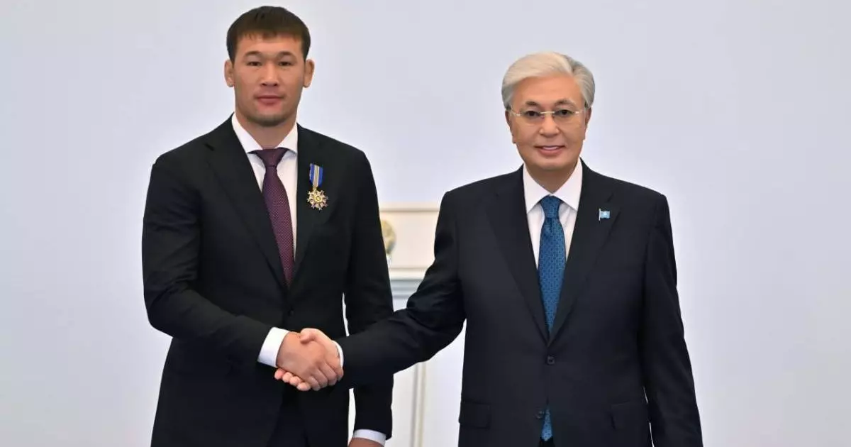  Сүйінші, ағайын! Тоқаев қазақ жауынгері Шавкат Рахмоновты марапаттады 