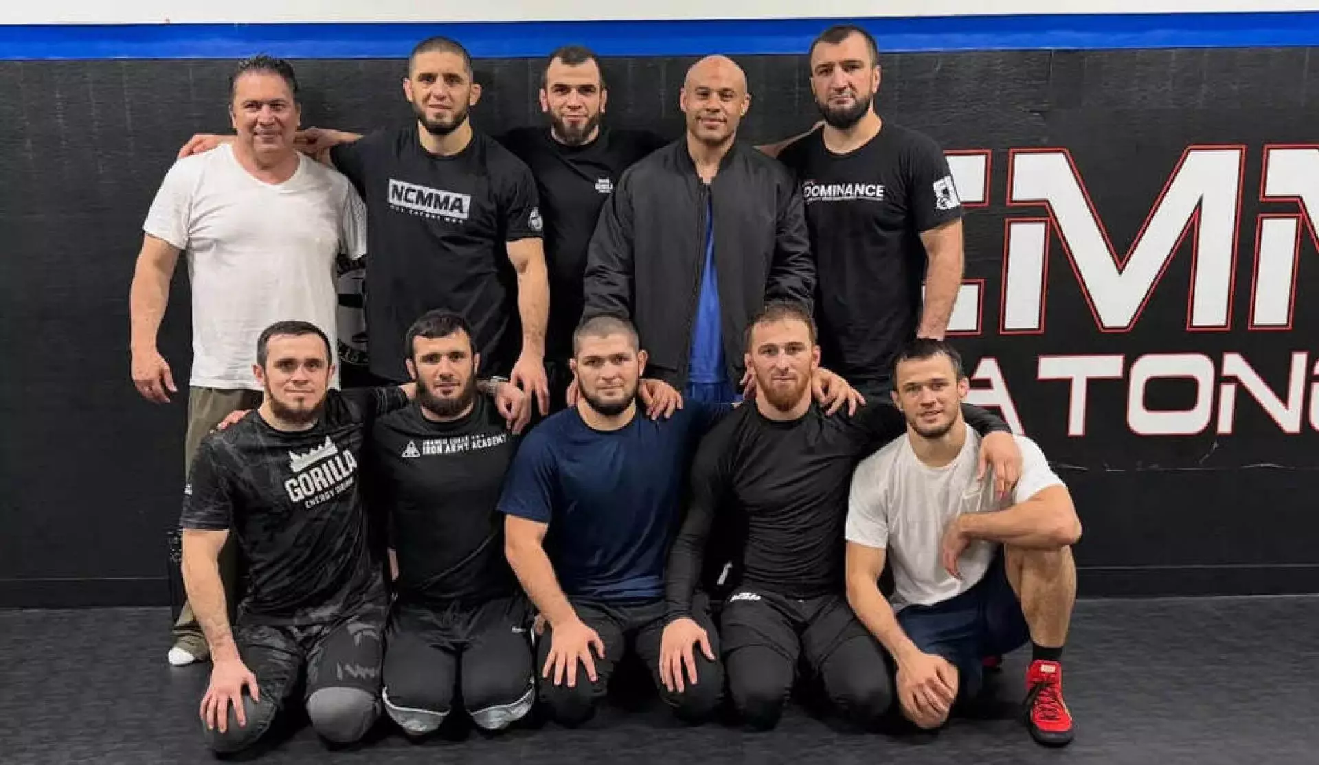 Мэр Нью-Йорка потребовал наказать команду Махачева за драку на UFC 322