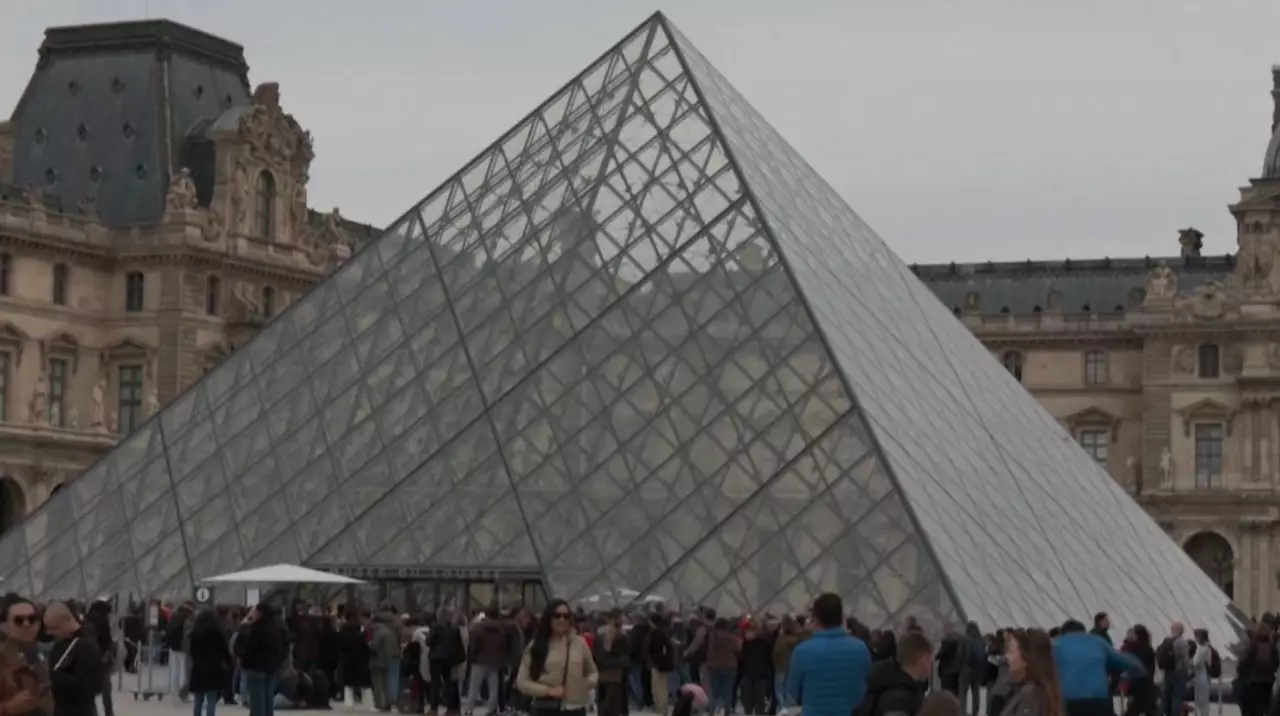 Ограбление Лувра: задержаны ещё четверо