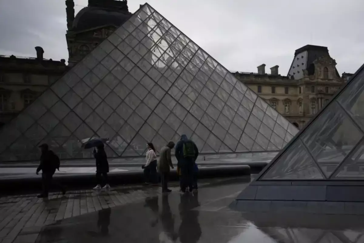 По делу об ограблении Лувра задержаны еще четверо человек