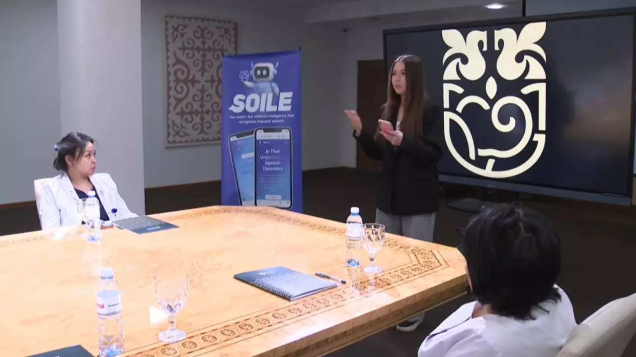 Оқушы тіл мүкістігі бар адамдардың сөзін түсінетін жүйені сынақтан өткізіп жүр