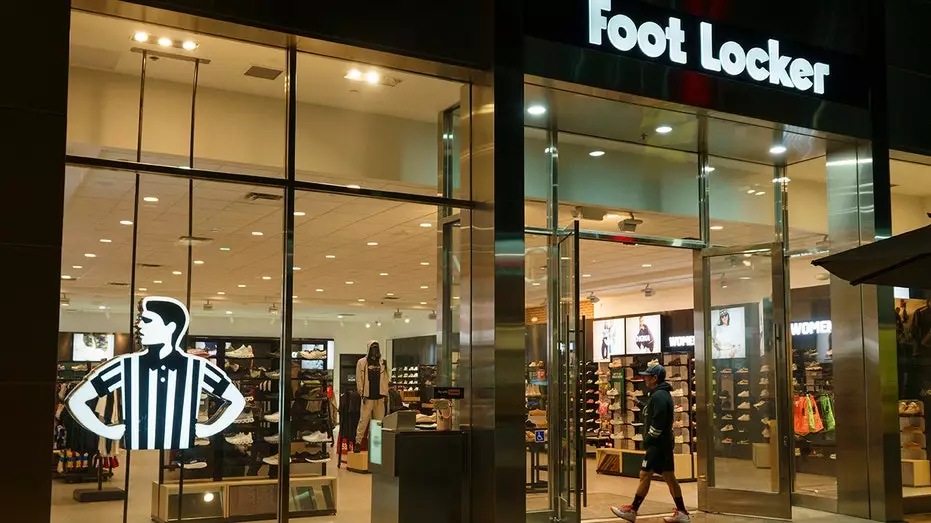 Dick's Sporting Goods планирует закрыть некоторые магазины Foot Locker.