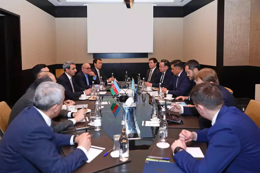 Азербайджан и Казахстан расширяют железнодорожное сотрудничество.