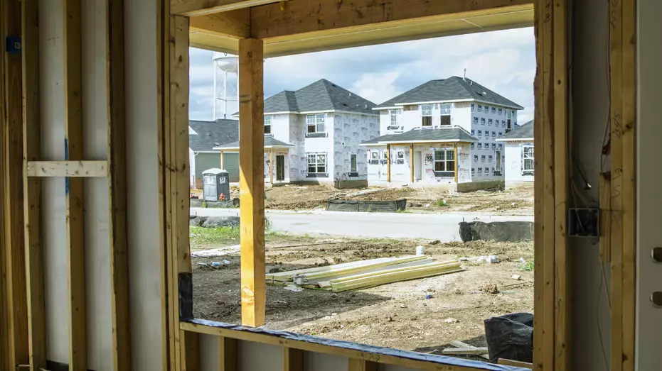 Застройщики снижают цены и предлагают льготы в связи с сокращением разрыва в доступности жилья.