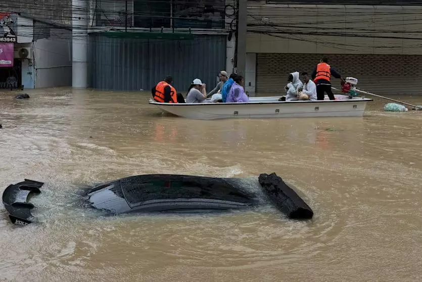 На юге Таиланда сотни тысяч человек эвакуировали из-за масштабного наводнения