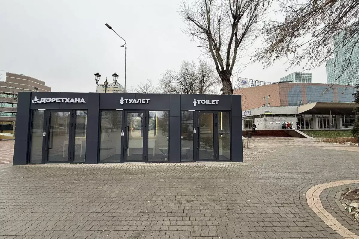 В Астане первый прозрачный туалет вызвал бурное обсуждение в сети