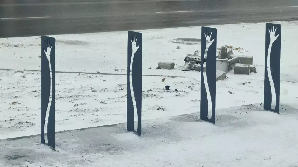 “Миллиарды на недоразумение“: перья, руки из земли и жирафов на улице обсуждают в Павлодаре