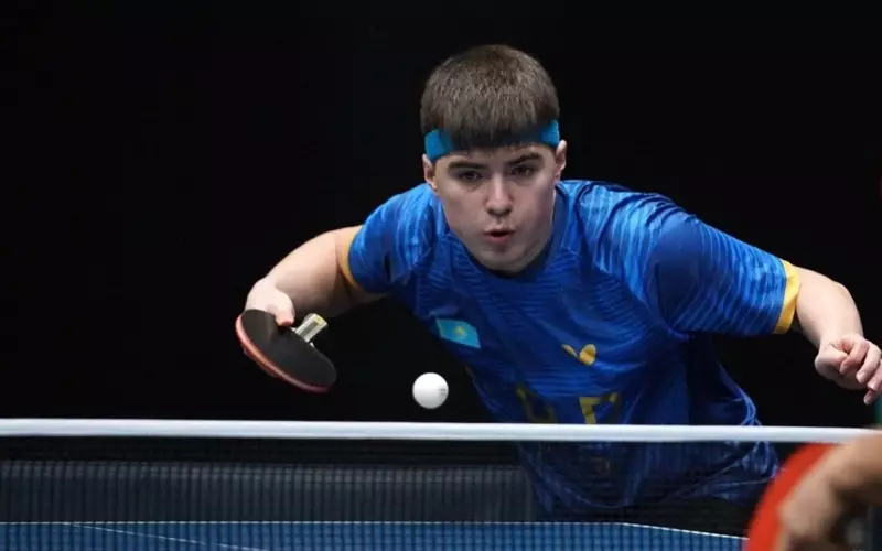 Казахстанец Курмангалиев побеждает в начале чемпионата мира по настольному теннису среди молодежи в Румынии.