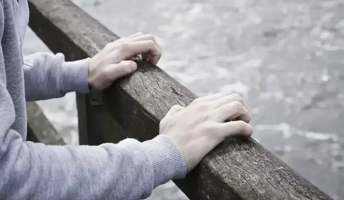 Талдықорғанда полицейлер көпір маңында тұрған жасөспірімді құтқарып қалды