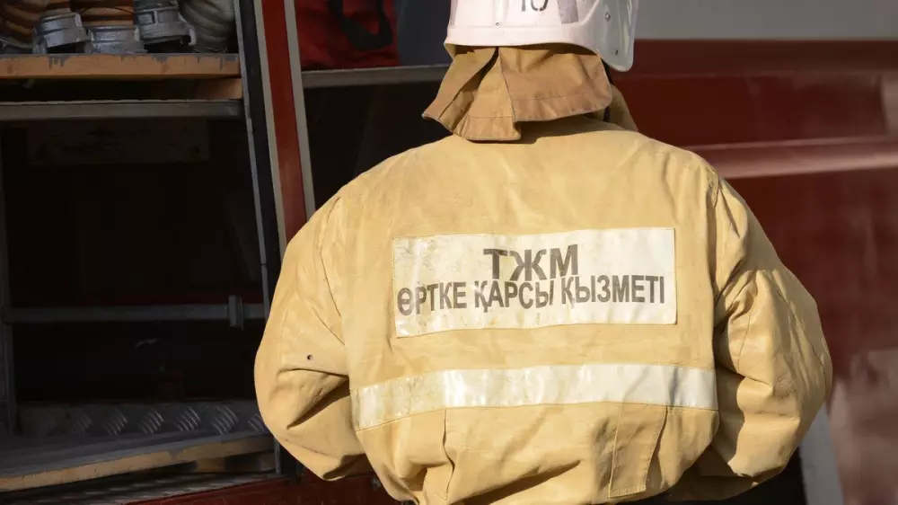 Крупный пожар в Алматы: огонь охватил магазин и СТО