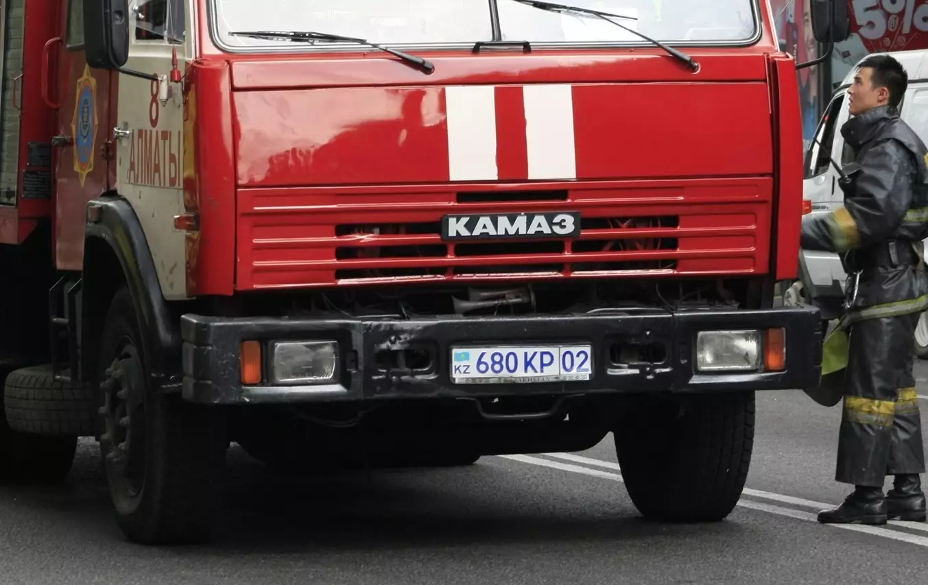 Пожар повышенного ранга произошел в магазине с СТО в Алматы