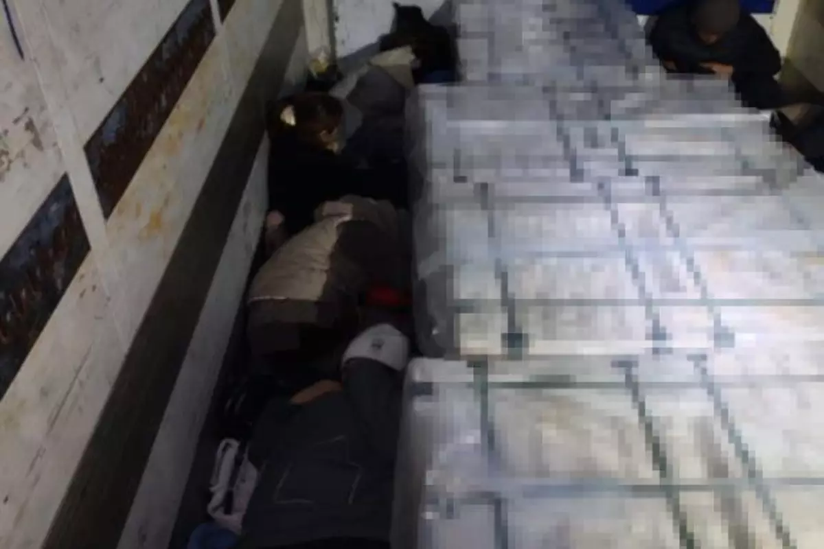 Пограничники остановили грузовик с тайником для мигрантов в Актюбинской области