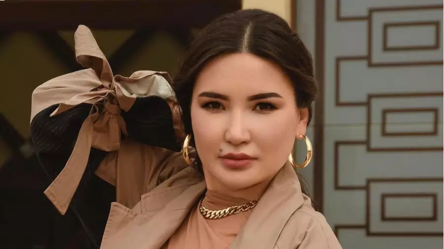 «Тым қатты кеттім»: Құралай ханым халықтан кешірім сұрап, 10 әйелге билет сыйлайды