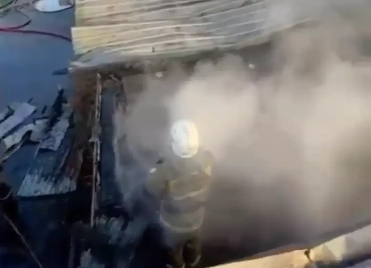 Пожар в Алматы: огонь охватил несколько построек в частном секторе (видео)