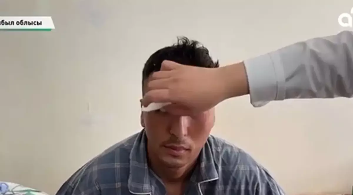 «Шоу жасап, баламды жарымжан етті»: Жамбылда көзінен айырылған сарбаздың анасы жанайқайын айтты